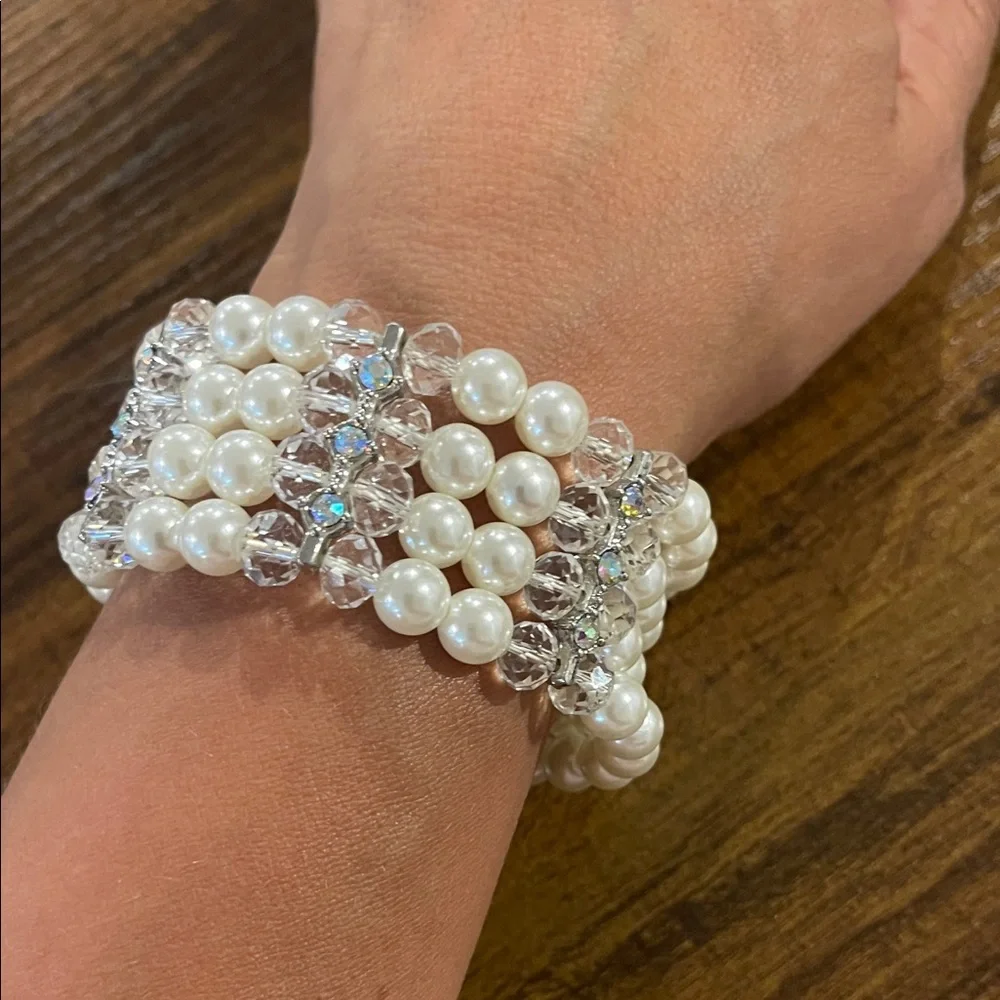 Elegant Pearl and Crystal Bracelet